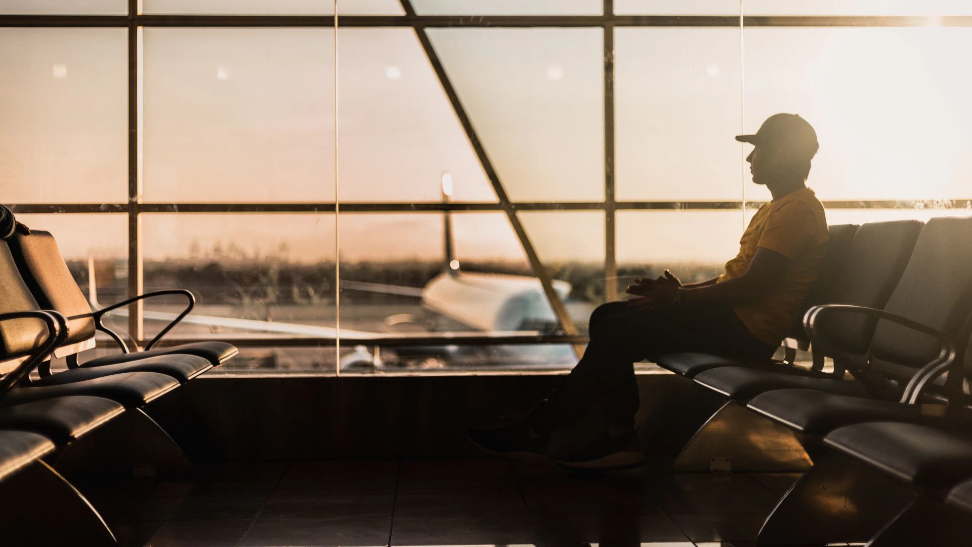 Ein Mann wartet am Flughafen auf seinen Flug.